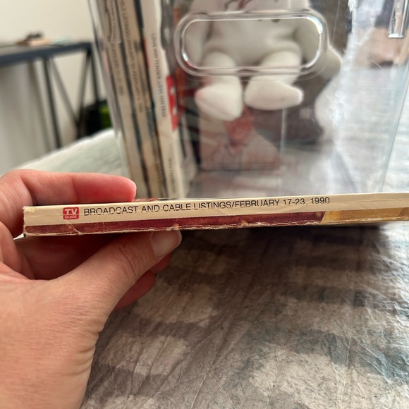 1990 TV Guide : New Elvis TV Series feature - Picture 3 of 3